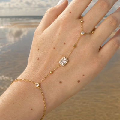 Gouden hand chain armband met ring statement steen