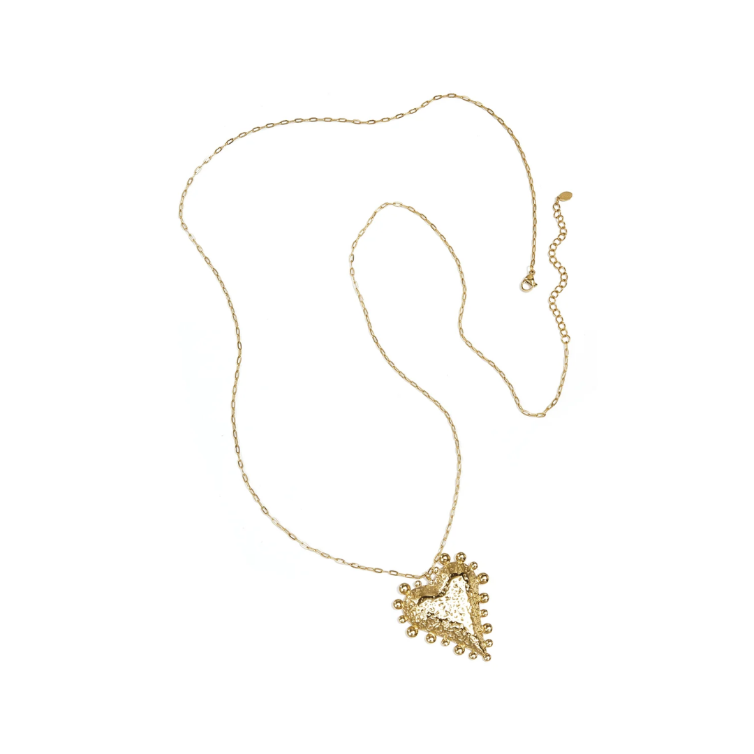 Gouden ketting met bolletjes  hart hanger en organische structuur.
