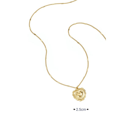 Gouden ketting met hart medaillon hanger en verfijnd reliëf met afmeting