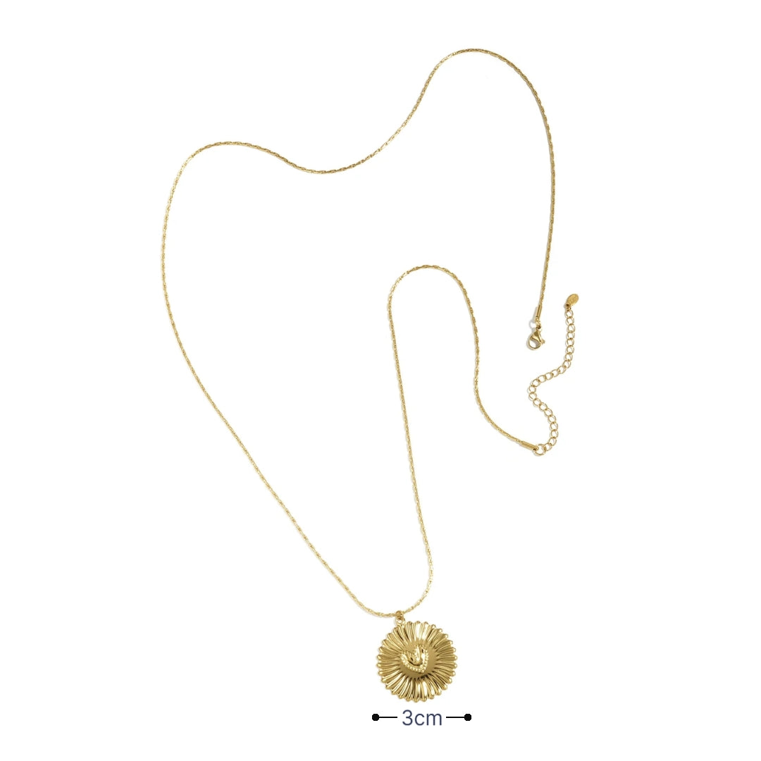 Gouden ketting met hart medaillon hanger en verfijnd reliëf met afmeting