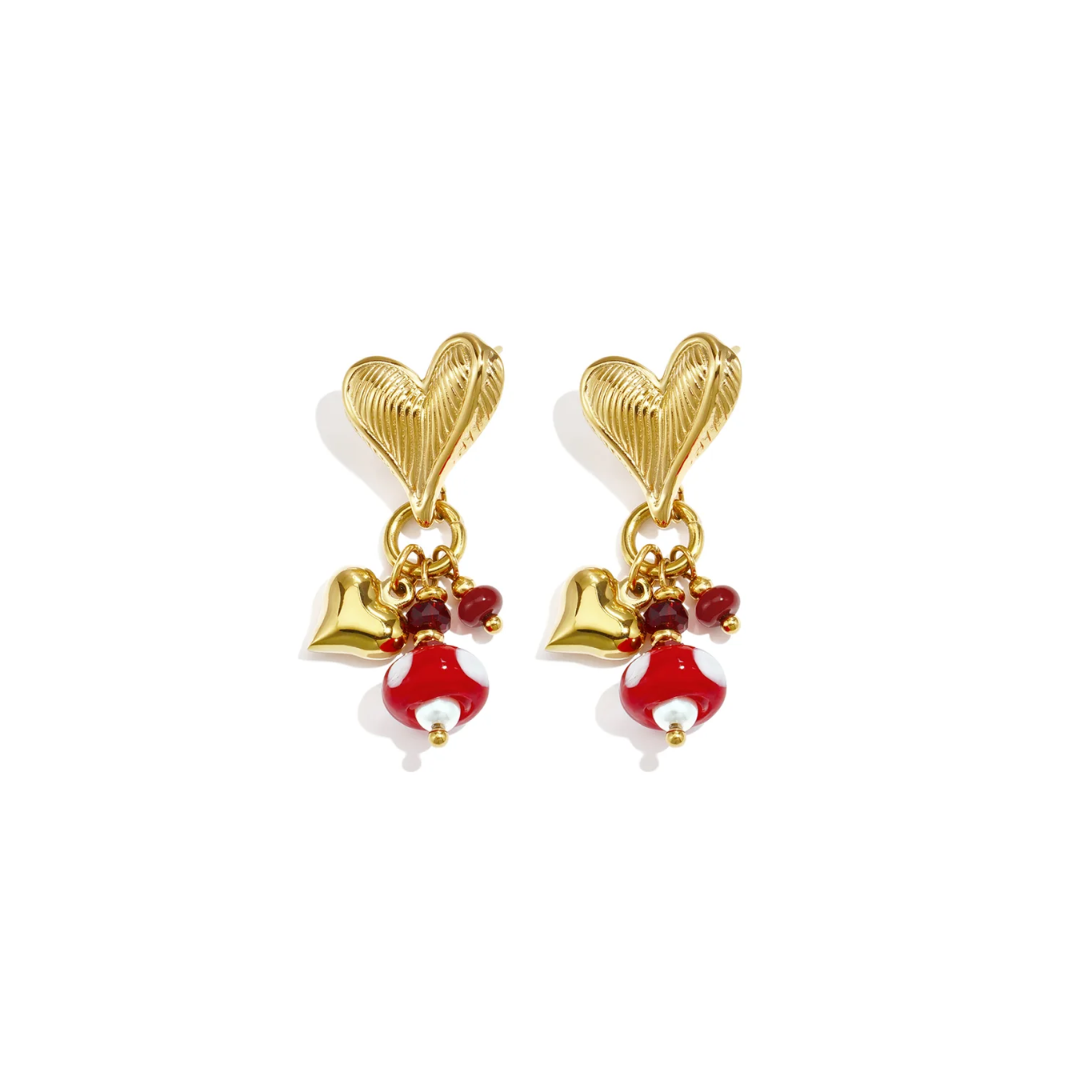 Gouden hart oorbellen met rode kralen, rood-witte glaskraal en gouden hartbedel