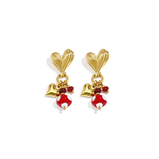 Gouden hart oorbellen met rode kralen, rood-witte glaskraal en gouden hartbedel