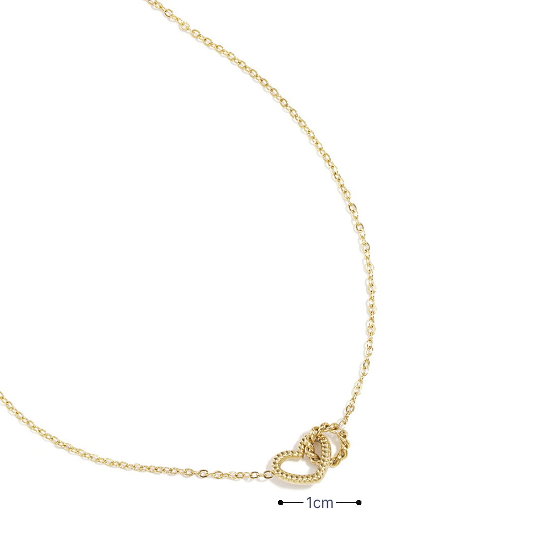Fijne goudkleurige ketting met een hartje en ringetje hanger op witte achtergrond met afmeting