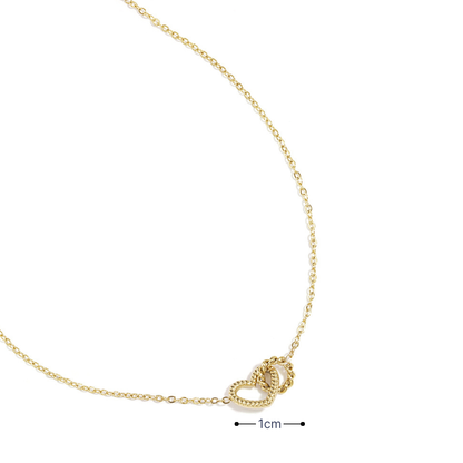 Fijne goudkleurige ketting met een hartje en ringetje hanger op witte achtergrond met afmeting