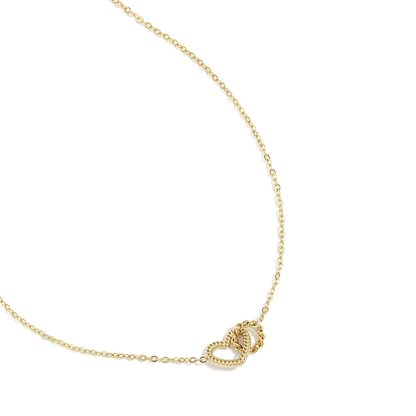 Fijne goudkleurige ketting met een hartje en ringetje hanger op witte achtergrond.