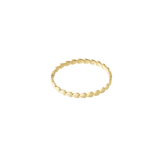 Gouden bangle armband met hartvormige schakels en glanzende afwerking op witte achtergrond
