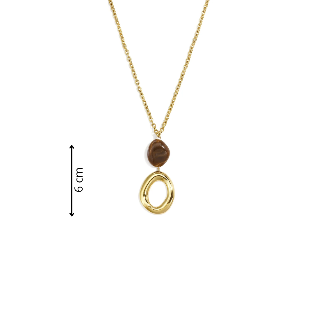 Gouden ketting met bruine marble kraal en organische goudkleurige hanger van Casa Jadel afmeting