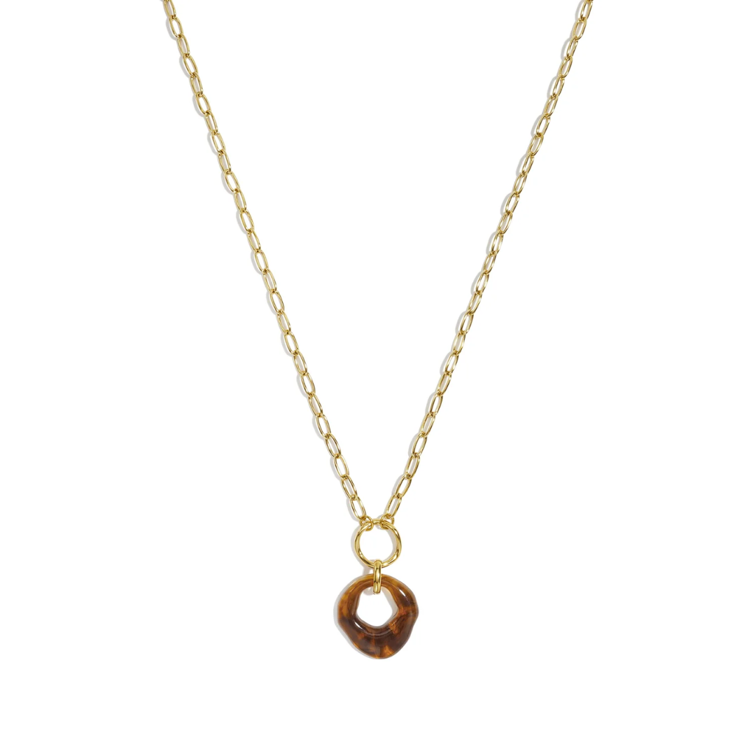 Gouden ketting met organische bruine tortoise hanger in warme amber tinten