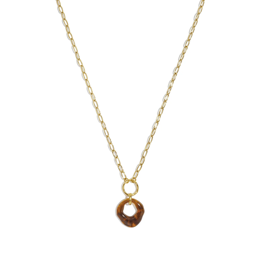 Gouden ketting met organische bruine tortoise hanger in warme amber tinten