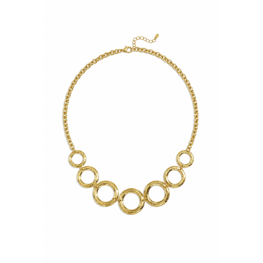 Gouden statement ketting met grote open cirkels in verschillende formaten aan een fijne goudkleurige schakelketting van Casa Jadel.