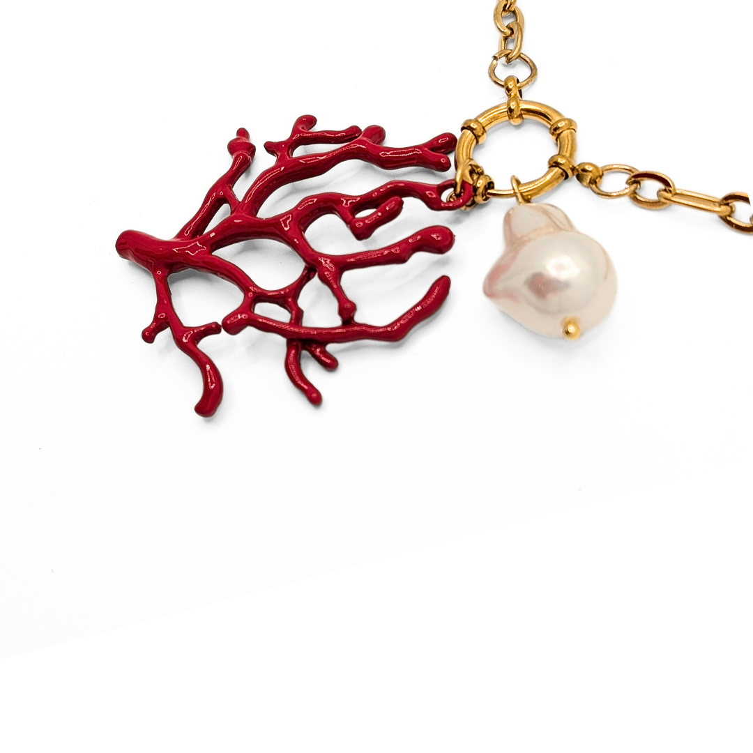 inzoom Gouden schakelketting met rode koraal bedel en witte parel hanger