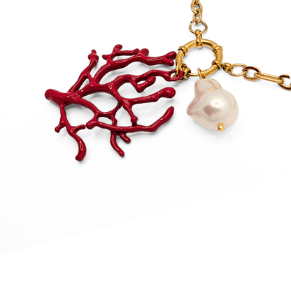inzoom Gouden schakelketting met rode koraal bedel en witte parel hanger