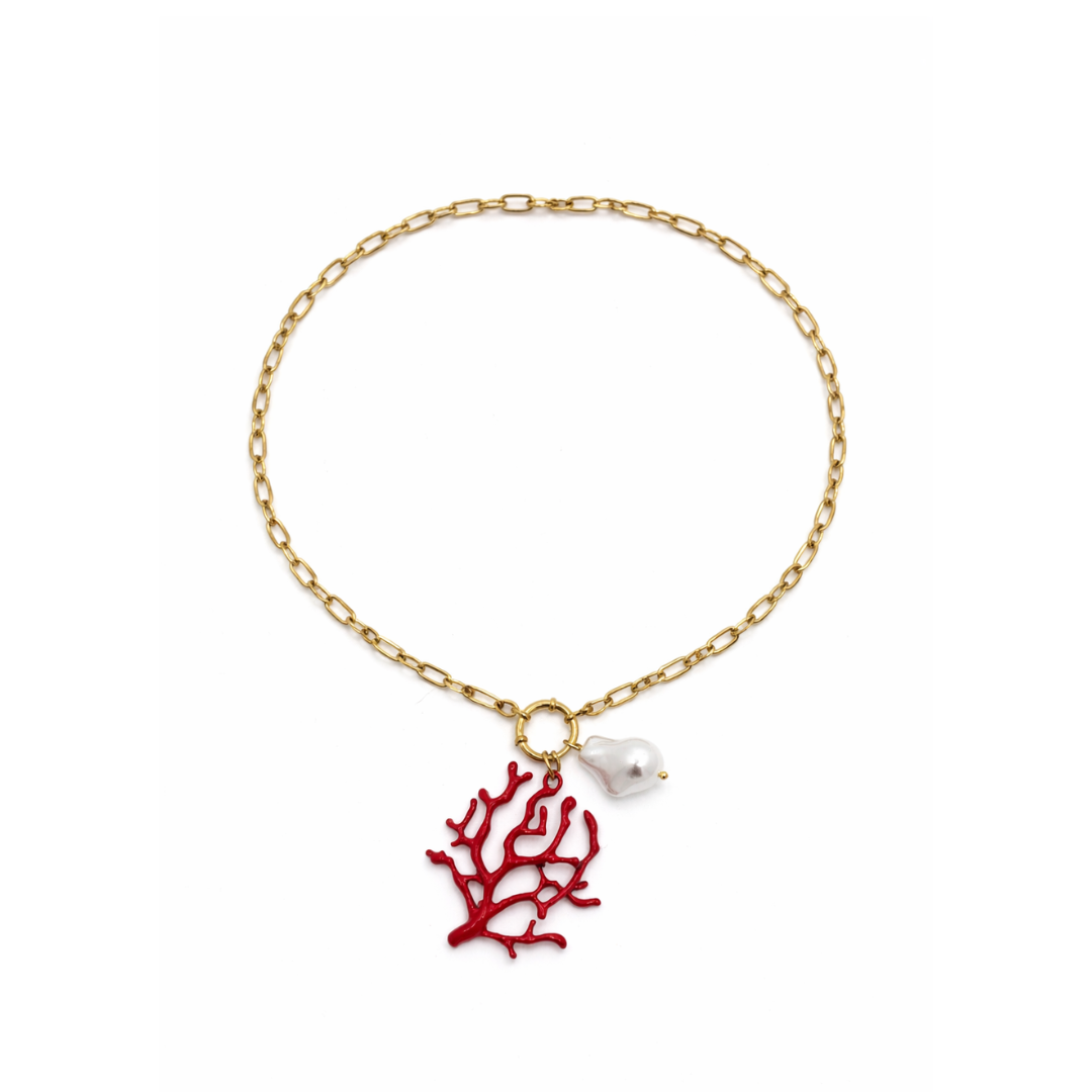 Gouden schakelketting met rode koraal bedel en witte parel hanger