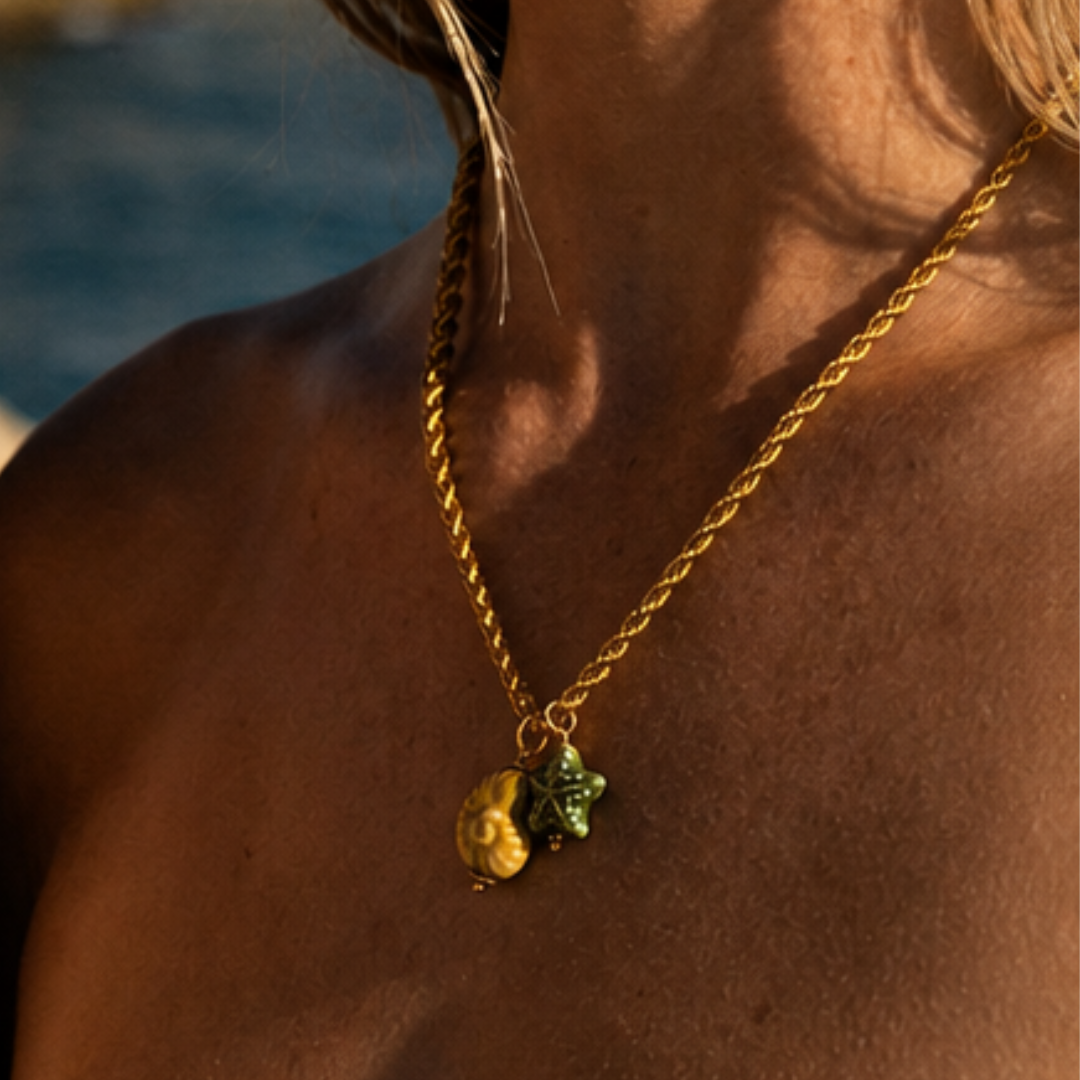  Model draagt gouden ketting met zeedieren bedels van Casa Jadel