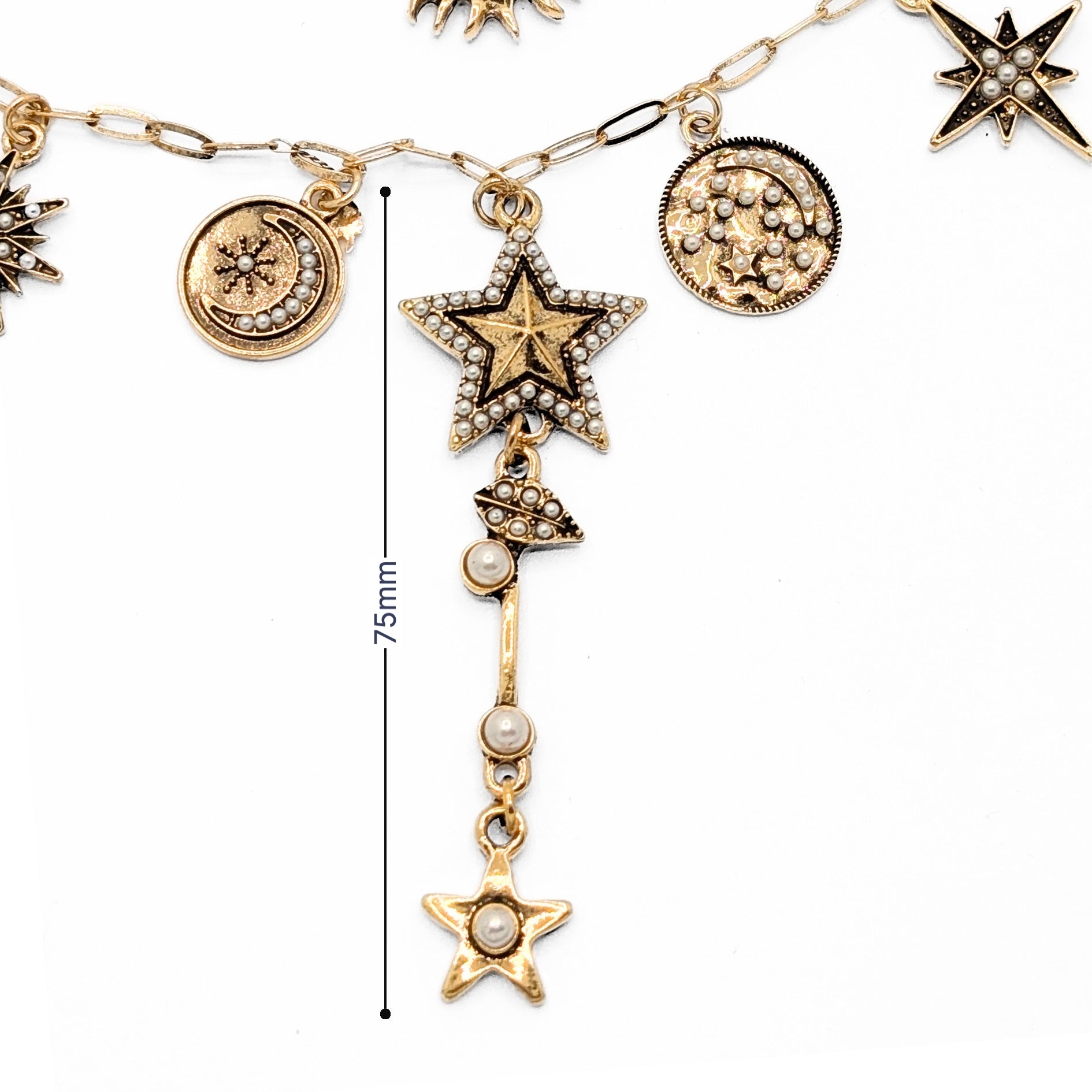 Detail van gouden ketting met ster en parel details Casa Jadel