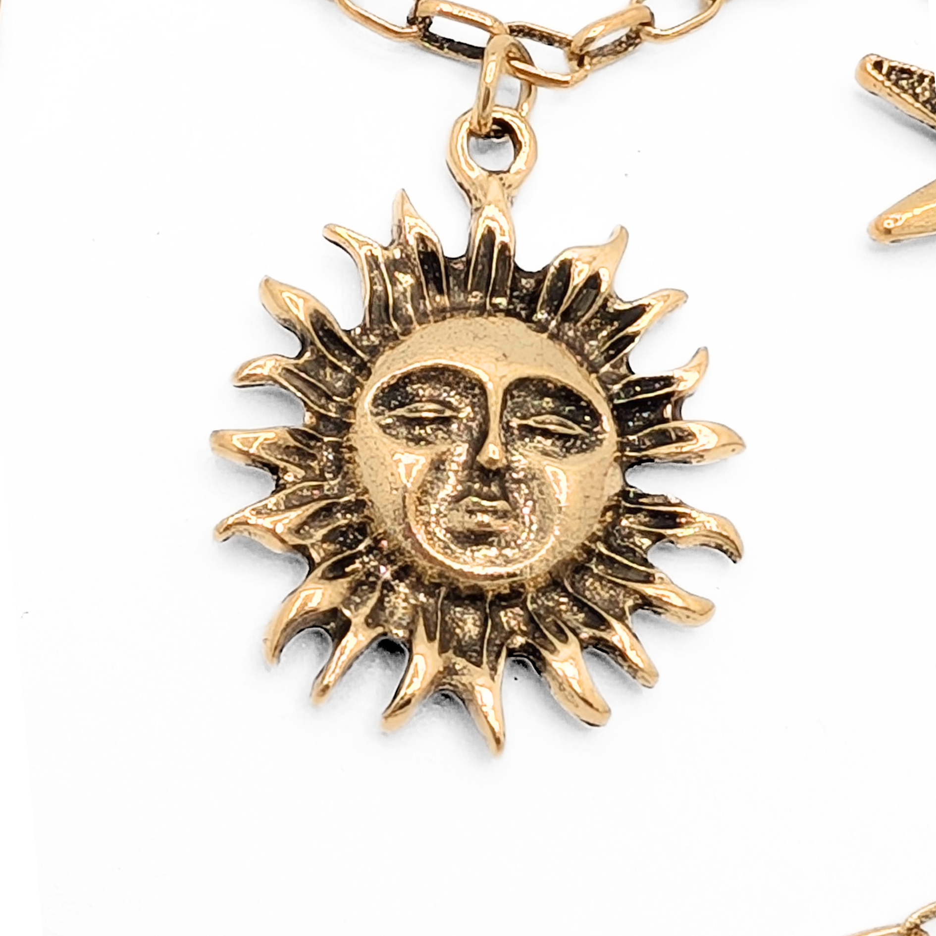 Detail van gouden ketting met zon hanger Casa Jadel