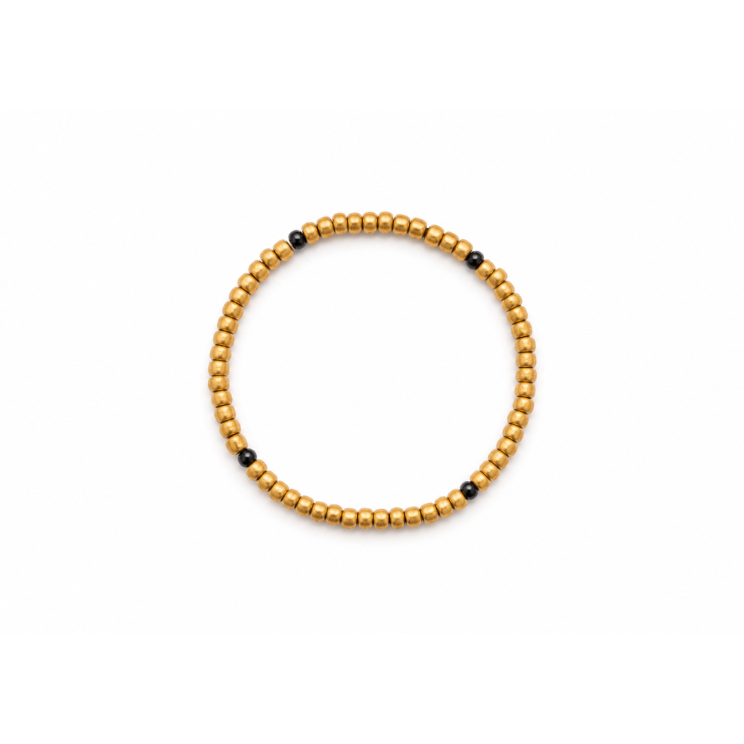 Gouden kleine kralenarmband Saar met zwarte details en fijne kralen