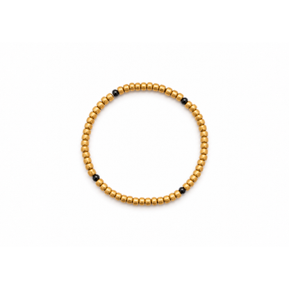 Gouden kleine kralenarmband Saar met zwarte details en fijne kralen