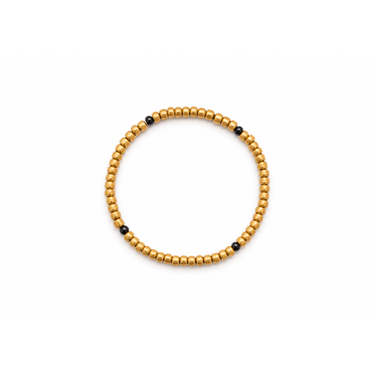 Gouden kleine kralenarmband Saar met zwarte details en fijne kralen