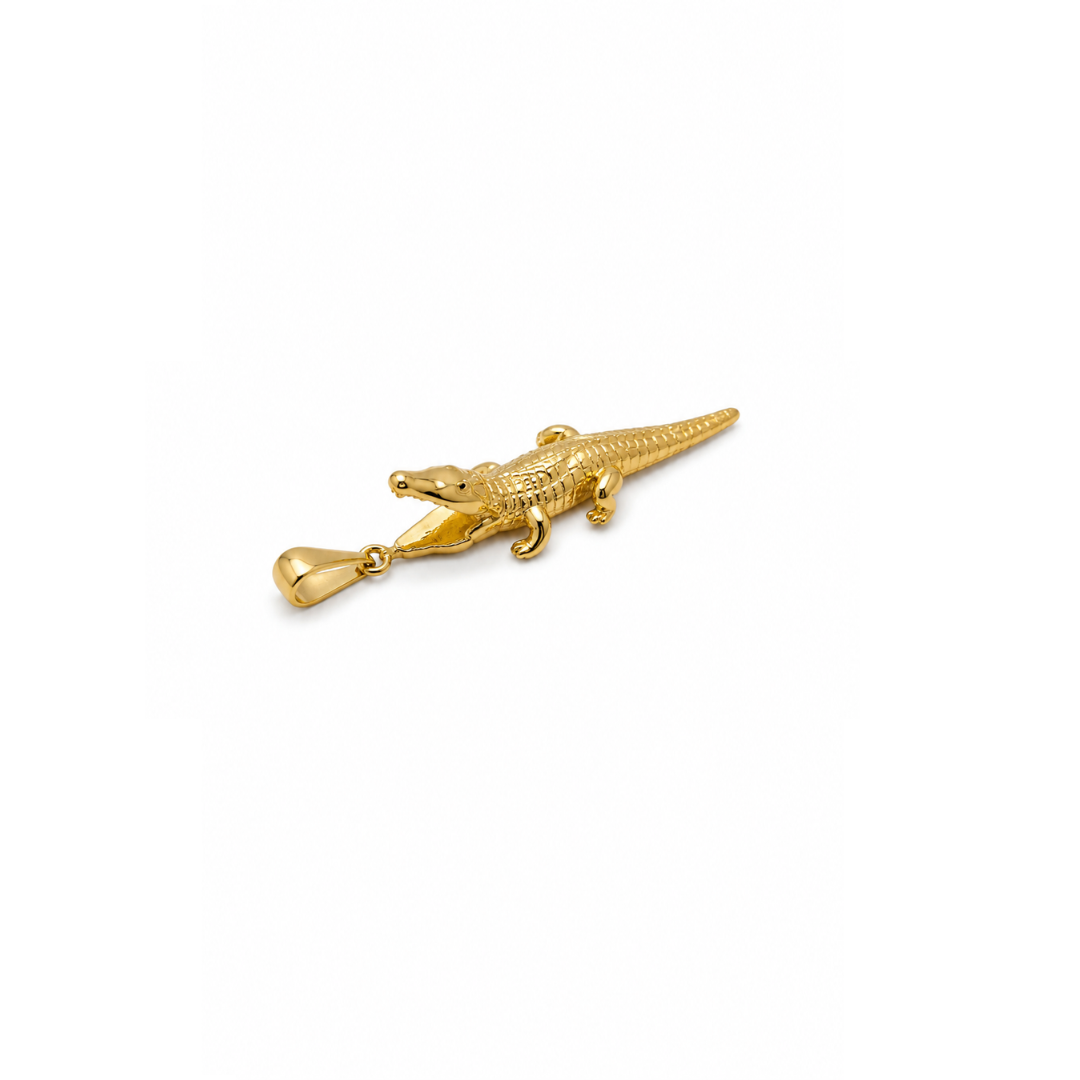 Gouden krokodil bedel met gedetailleerde afwerking voor ketting of armband van Casa Jadel, voorkant.