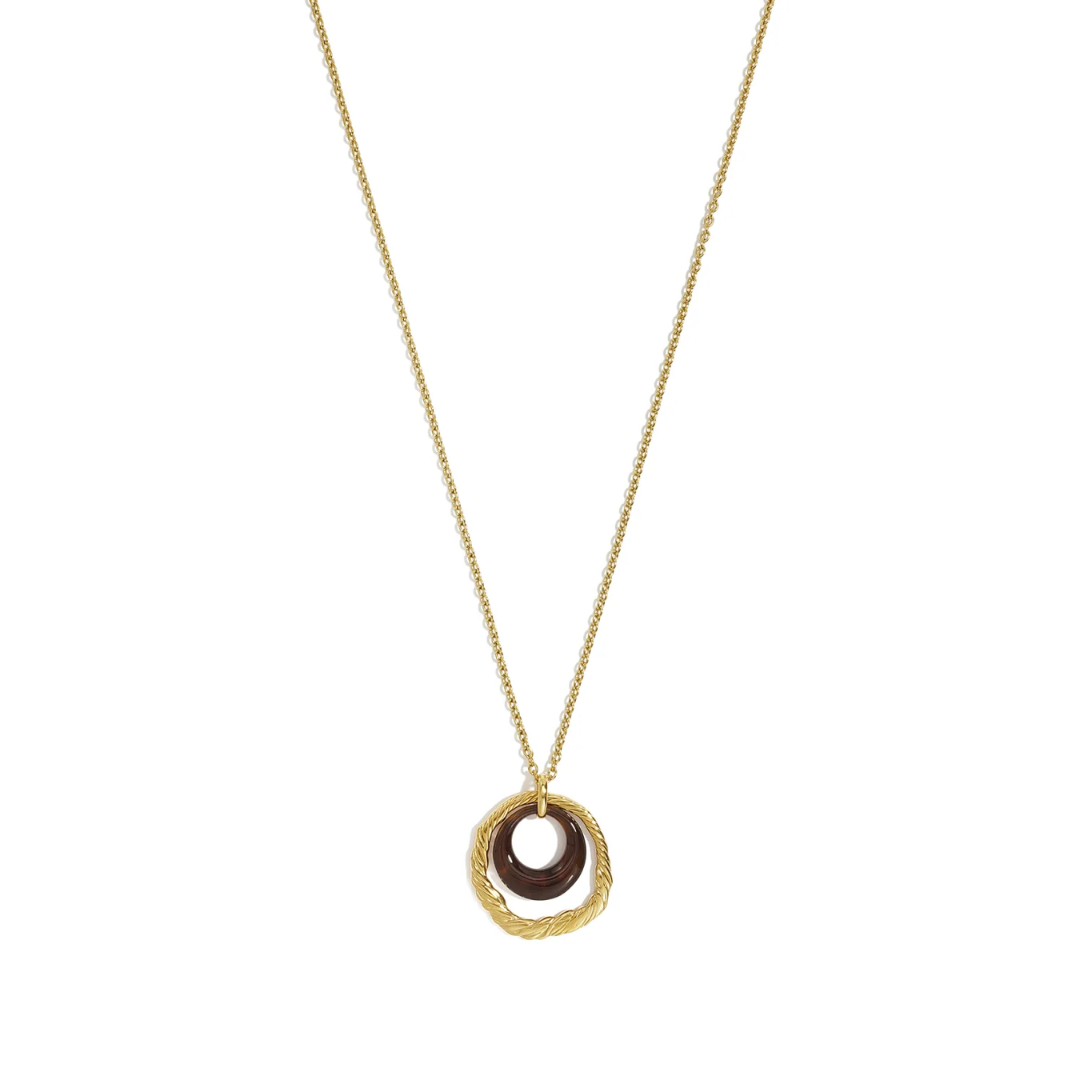 Gouden lange ketting met donkerbruine transparante ronde hanger en grote goudkleurige gedraaide ring