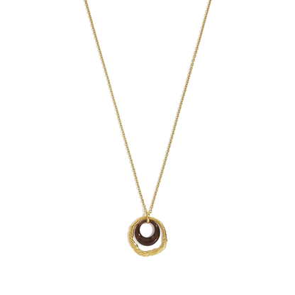 Gouden lange ketting met donkerbruine transparante ronde hanger en grote goudkleurige gedraaide ring
