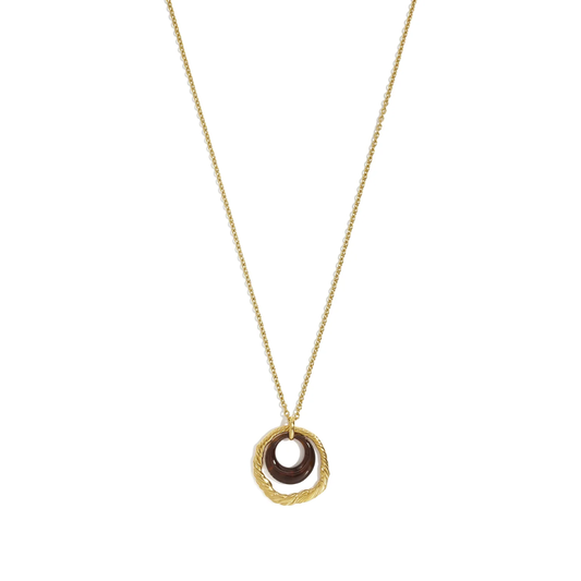 Gouden lange ketting met donkerbruine transparante ronde hanger en grote goudkleurige gedraaide ring