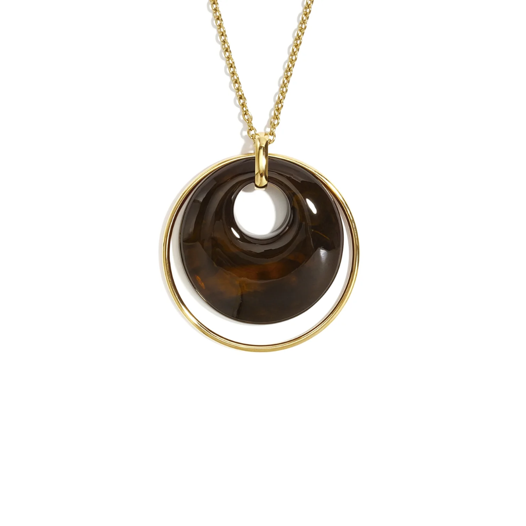 Gouden lange ketting met donkerbruine transparante tortoise donut hanger en grote ronde goudkleurige ring inzoom