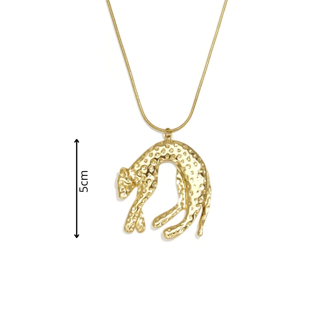 Gouden lange ketting met grote panter statement hanger met reliëf afmeting