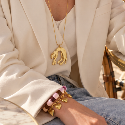 model met Gouden lange ketting met grote panter statement hanger met reliëf