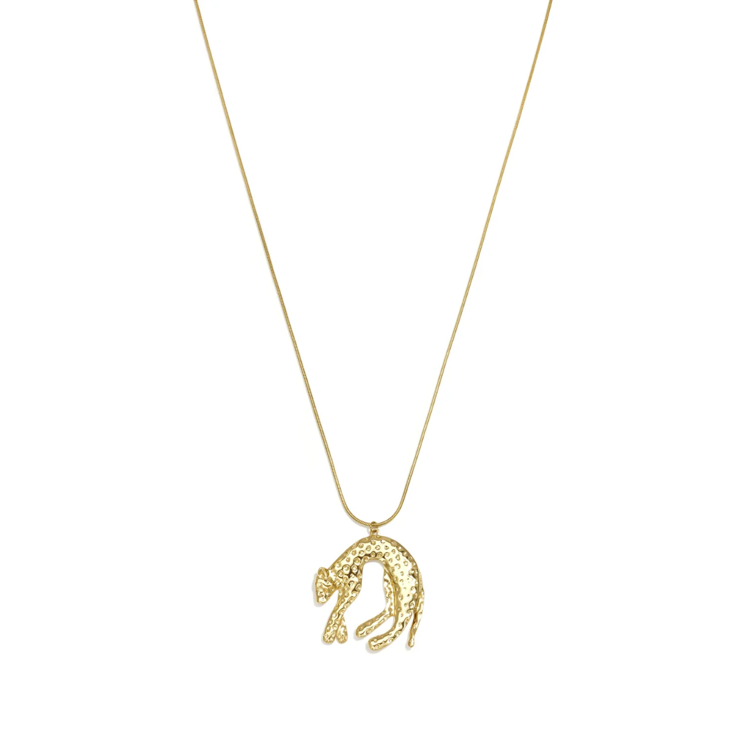 Gouden lange ketting met grote panter statement hanger met reliëf