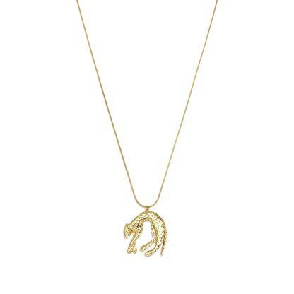 Gouden lange ketting met grote panter statement hanger met reliëf