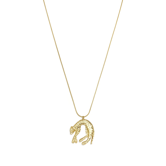 Gouden lange ketting met grote panter statement hanger met reliëf