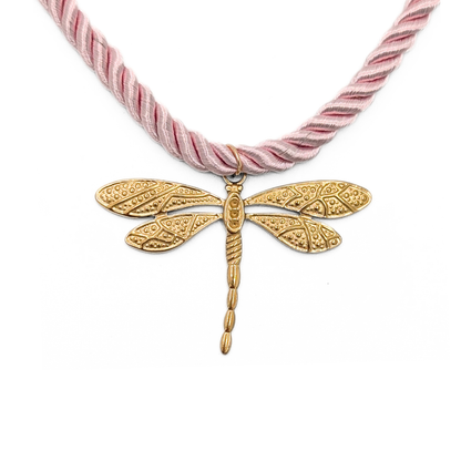 Gouden libelle bedel verwerkt in rope koord ketting roze dames sieraden