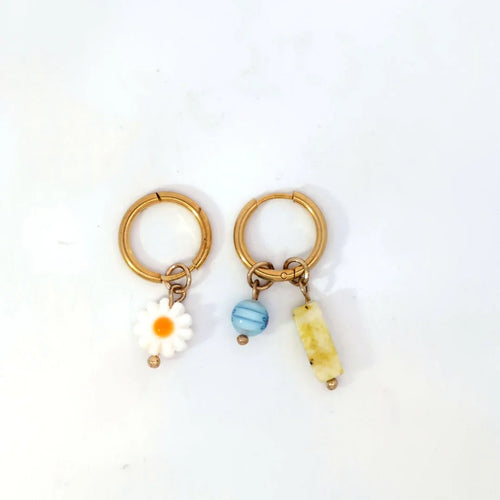 Gouden oorringetjes witte bloem en kralen bedels