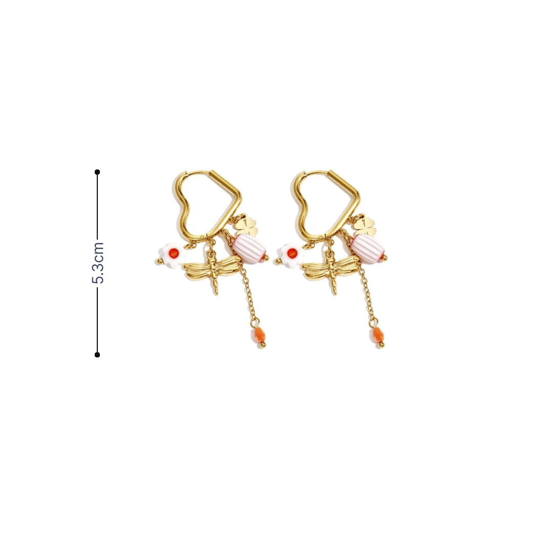 Gouden oorbellen met libelle bedel, hartje en pastel kralen met afmeting