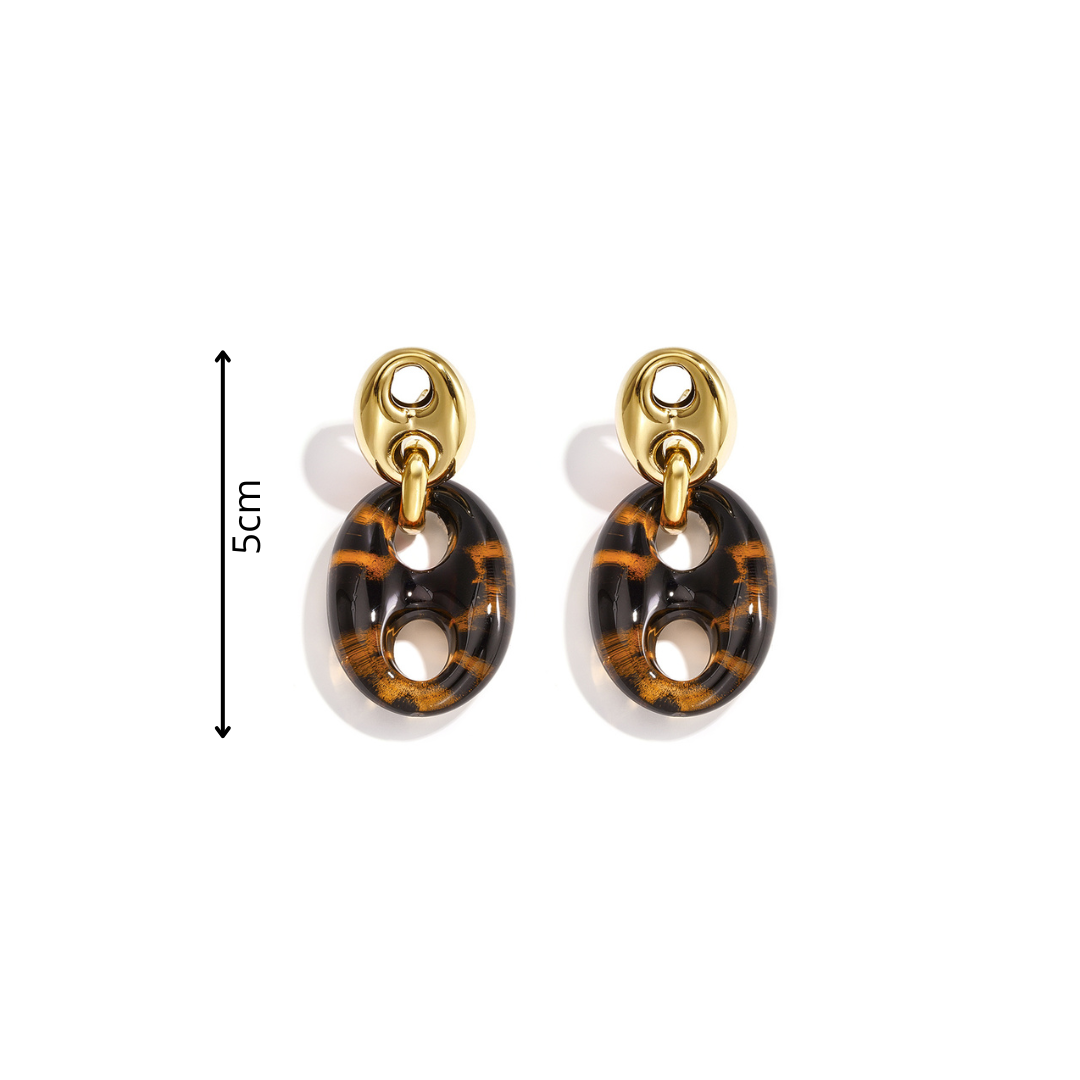Gouden oorbellen met amber bruine bean hanger en glanzende afwerking afmeting
