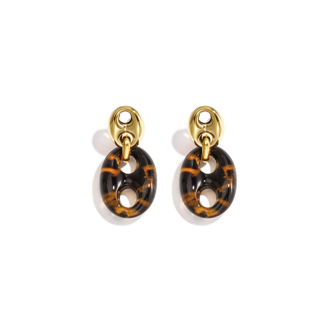 Gouden oorbellen met amber bruine bean hanger en glanzende afwerking