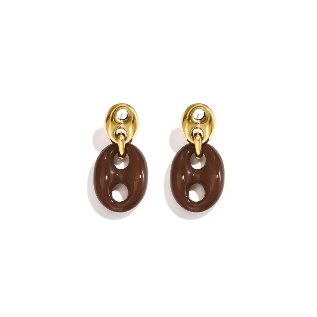Gouden oorbellen met bruine bean hanger en glanzende afwerking