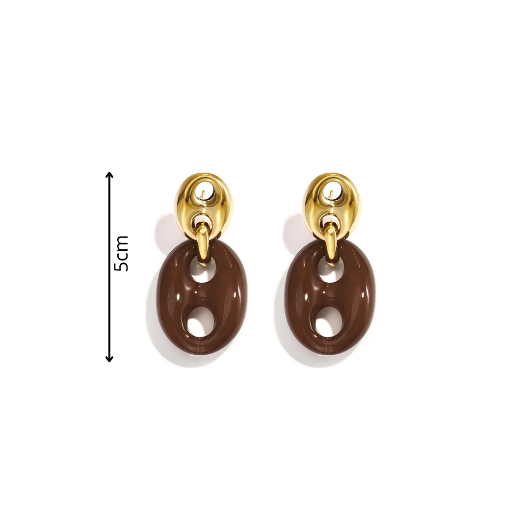 Gouden oorbellen met bruine bean hanger en glanzende afwerking afmeting