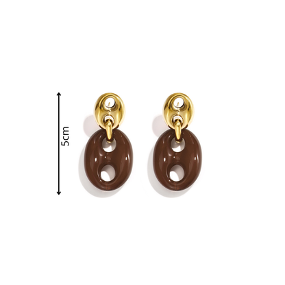 Gouden oorbellen met bruine bean hanger en glanzende afwerking afmeting