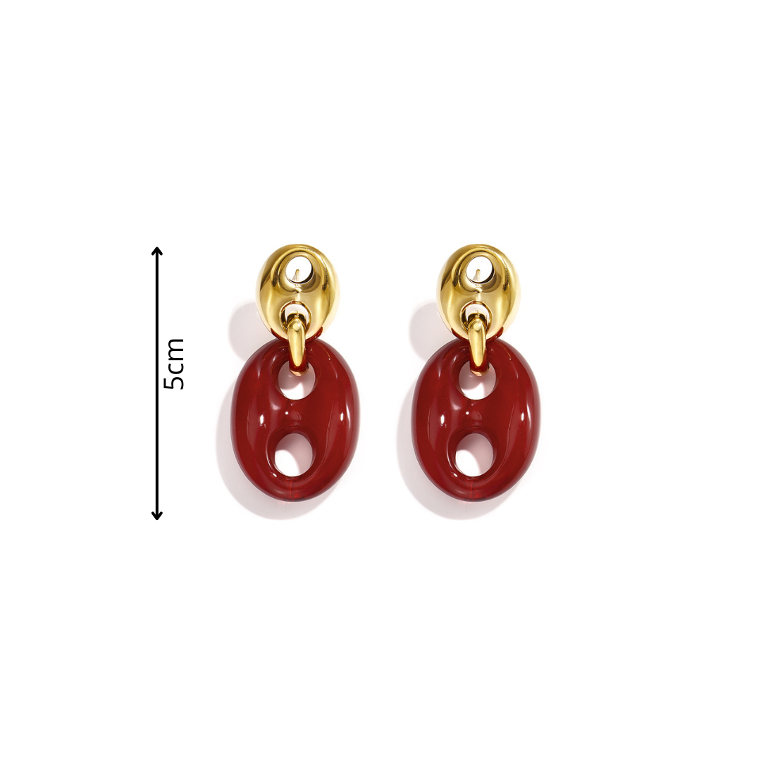 Gouden oorbellen met burgundy bean hanger en glanzende afwerking afmeting