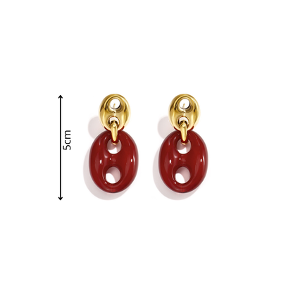 Gouden oorbellen met burgundy bean hanger en glanzende afwerking afmeting