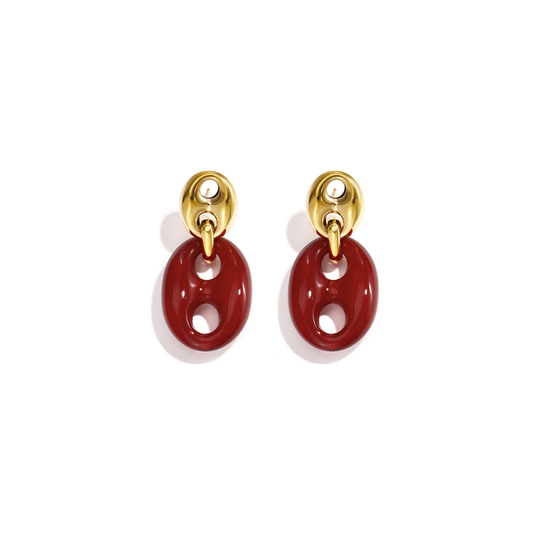 Gouden oorbellen met burgundy bean hanger en glanzende afwerking
