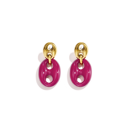Gouden oorbellen met fuchsia bean hanger en glanzende afwerking