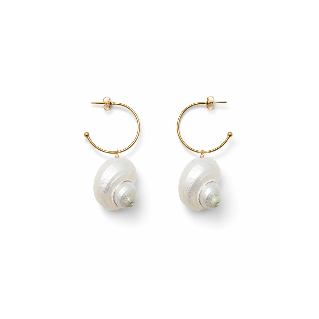 Gouden statement oorbellen met grote witte schelpbedels van Casa Jadel.