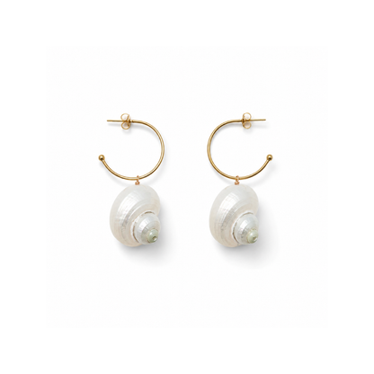 Gouden statement oorbellen met grote witte schelpbedels van Casa Jadel.