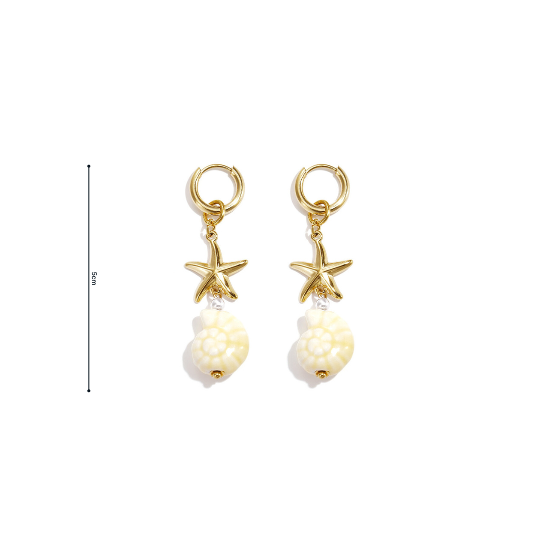 Gouden stainless steel oorbellen met gouden zeester en naturel keramieken ammoniet hanger van Casa Jadel met afmeting