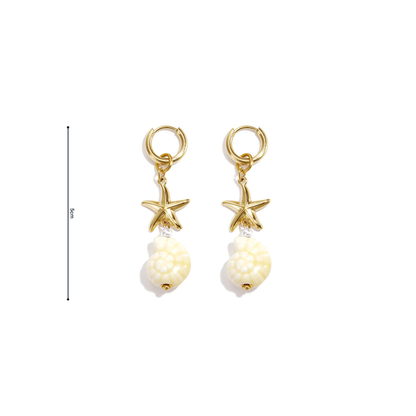 Gouden stainless steel oorbellen met gouden zeester en naturel keramieken ammoniet hanger van Casa Jadel met afmeting