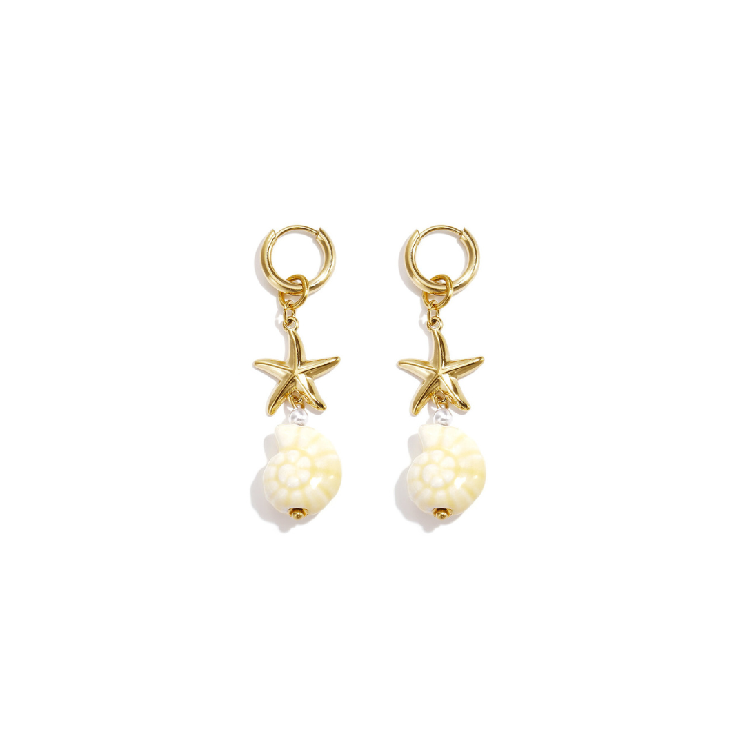 Gouden stainless steel oorbellen met gouden zeester en naturel keramieken ammoniet hanger van Casa Jadel